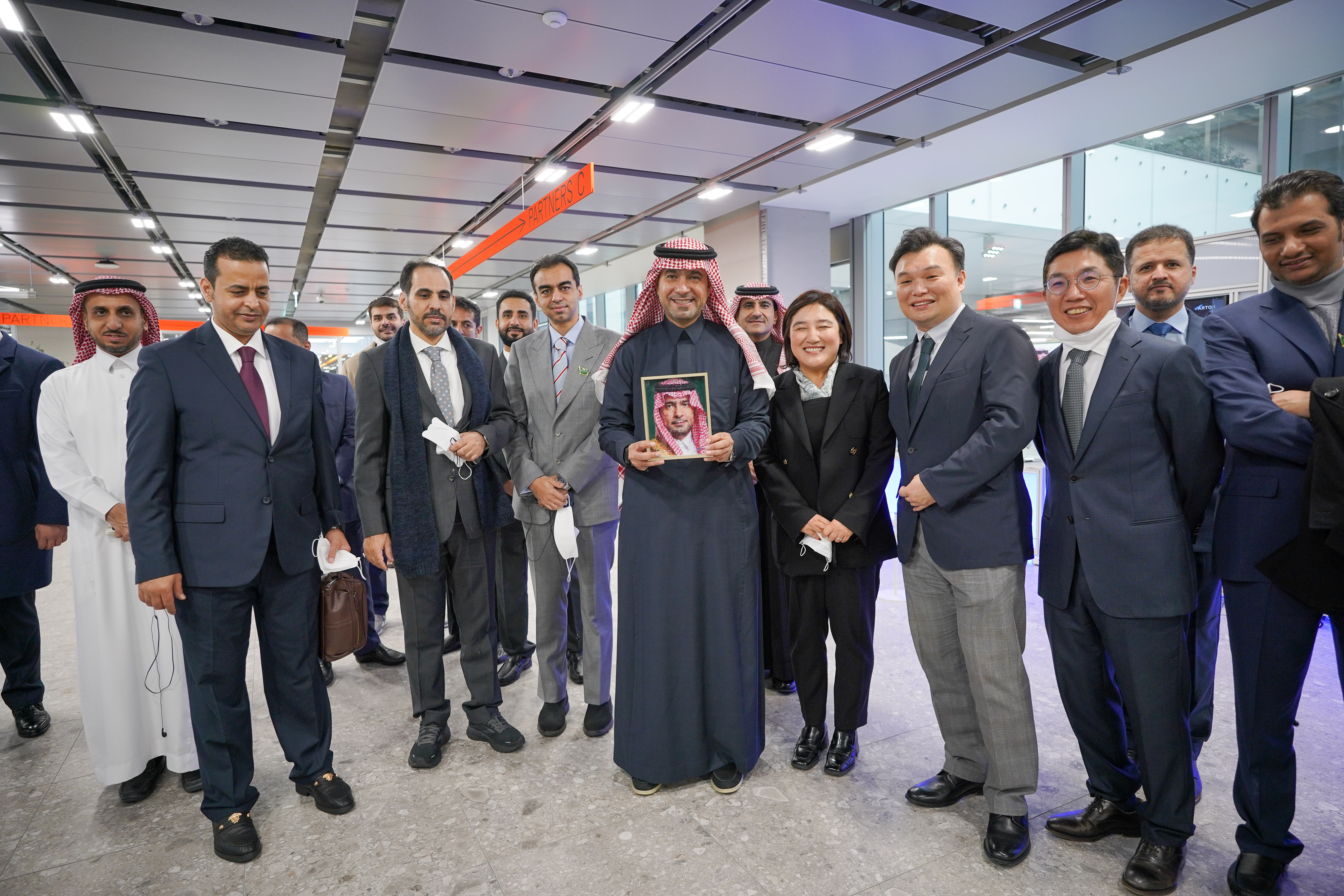 الحقيل يزور شركة NAVER ومقر الشركات الناشئة Pangyo Valley للاطلاع على التجربة الكورية في مجال الحلول الذكية