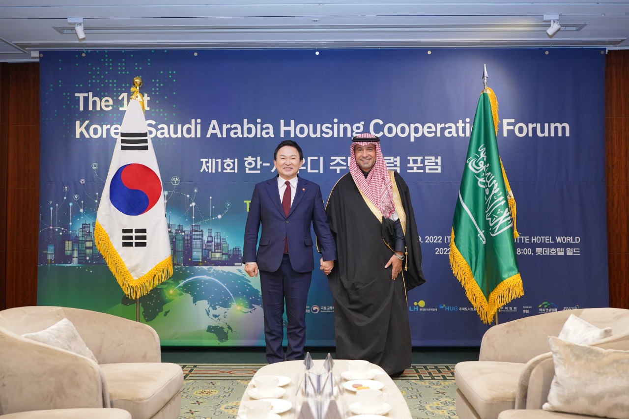 الحقيل يلتقي وزير الأراضي والبنية التحتية الكوري.. ويُدشن مُنتدى التعاون السعودي الكوري للإسكان الأول الحقيل يلتقي وزير الأراضي والبنية التحتية الكوري.. ويُدشن مُنتدى التعاون السعودي الكوري للإسكان الأول