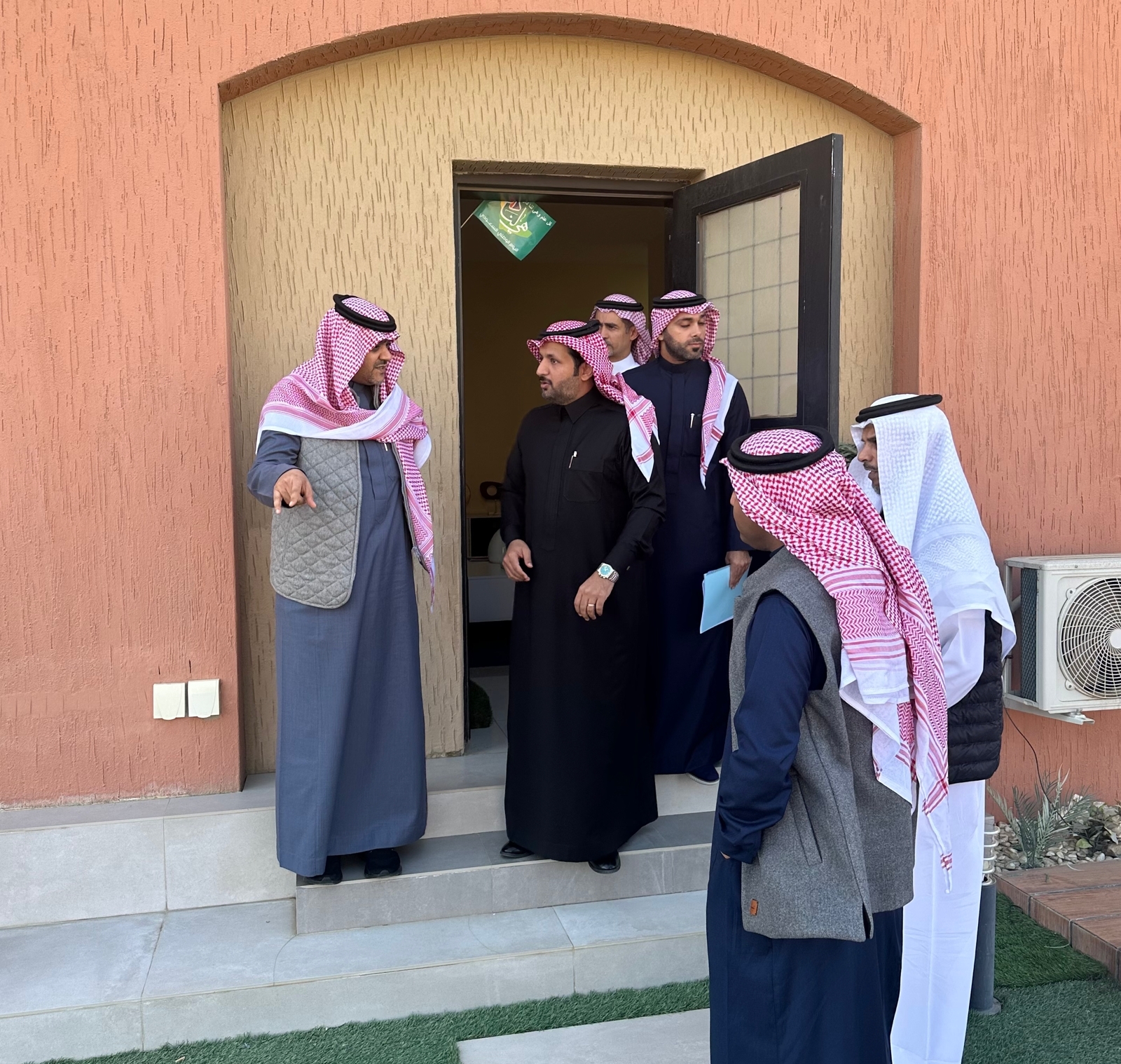 البدير يتفقد عدداً من المشروعات السكنية بمنطقة عسير ويقف على خدمات الجمعيات للأسر الأشد حاجة