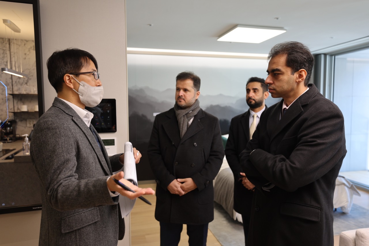 القطّان يلتقي نائب شركة سامسونج.. ويطّلع على المنزل النموذج