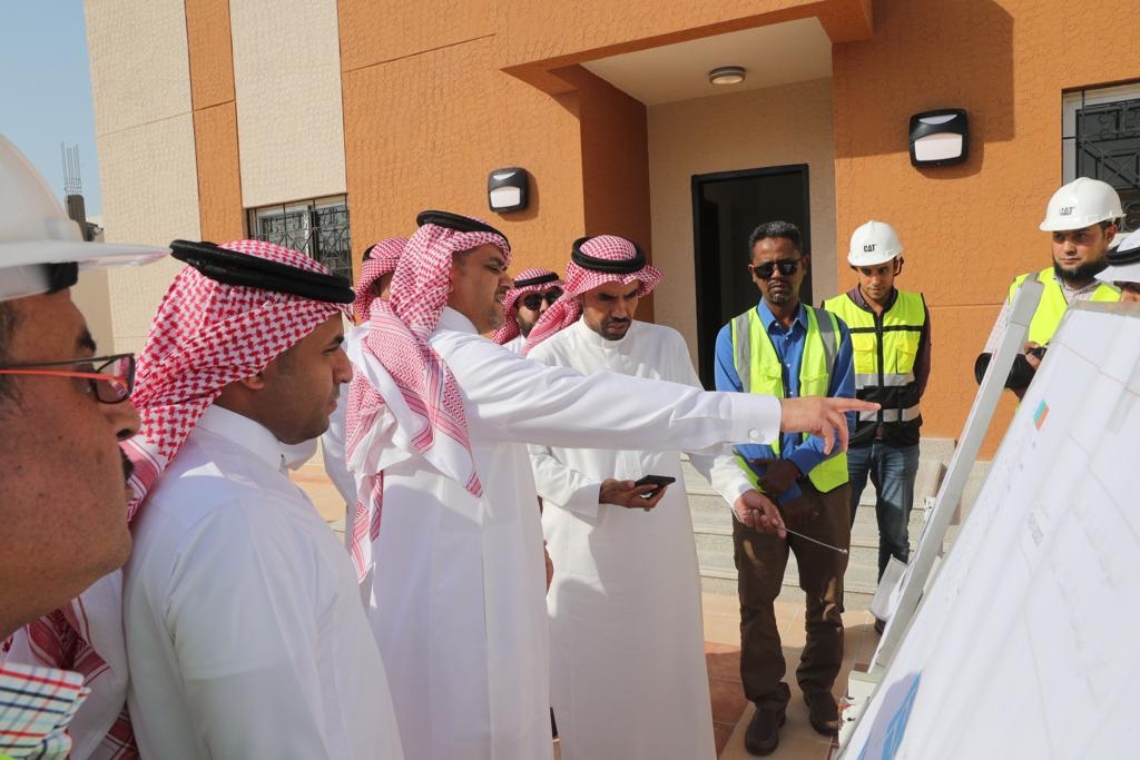 البدير يتفقد عدداً من المشروعات السكنية والتنموية بمنطقة جازان