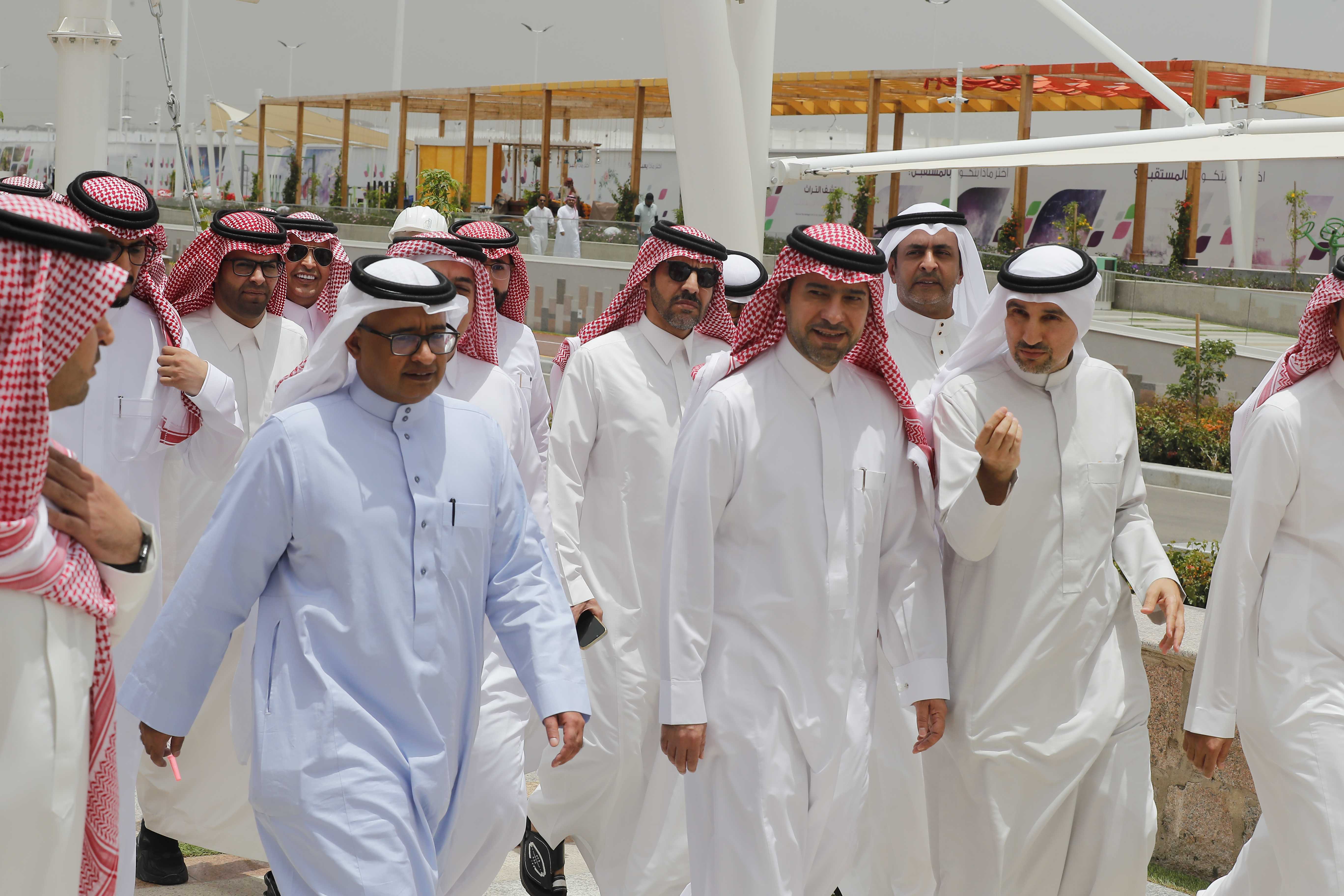 Al-Hogail reviews development projects in Taif, receives progress update on Madinat Al Wurood works