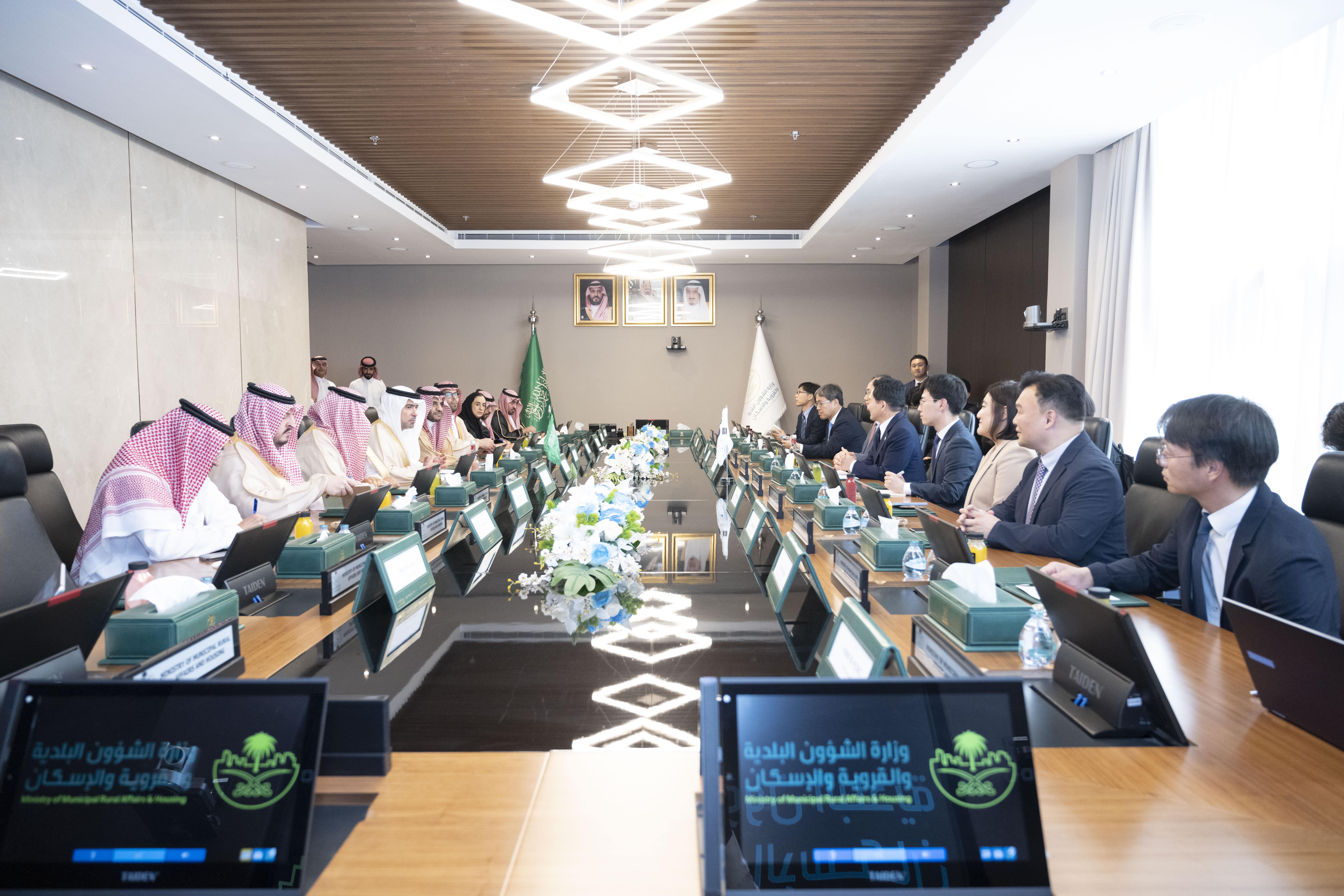 وزير الشؤون البلدية والقروية والإسكان يلتقي وزير الأراضي والبنية التحتية والنقل الكوري
