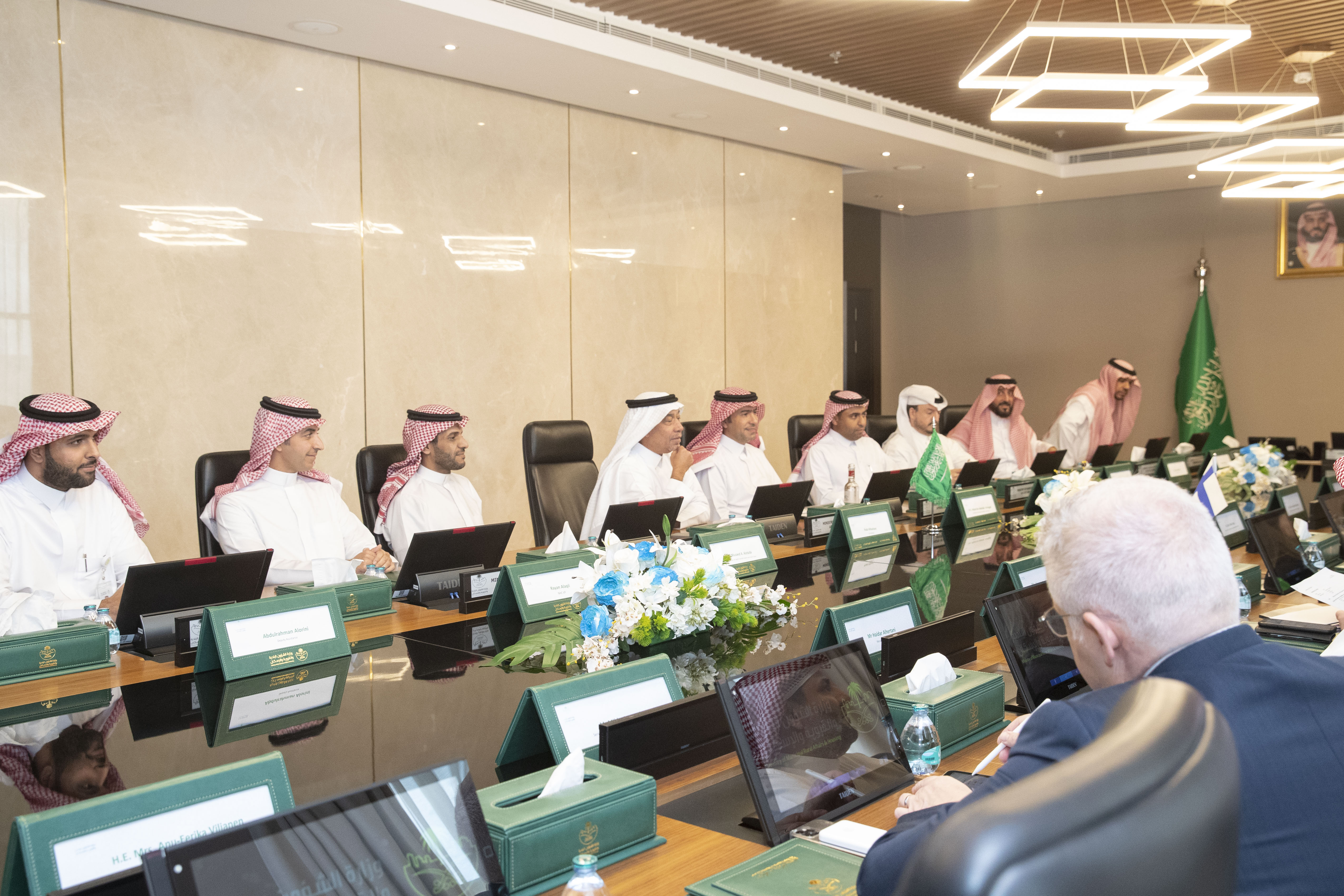 وزير الشؤون البلدية والقروية والإسكان يلتقي وزير التجارة الخارجية والتنمية الفنلندي