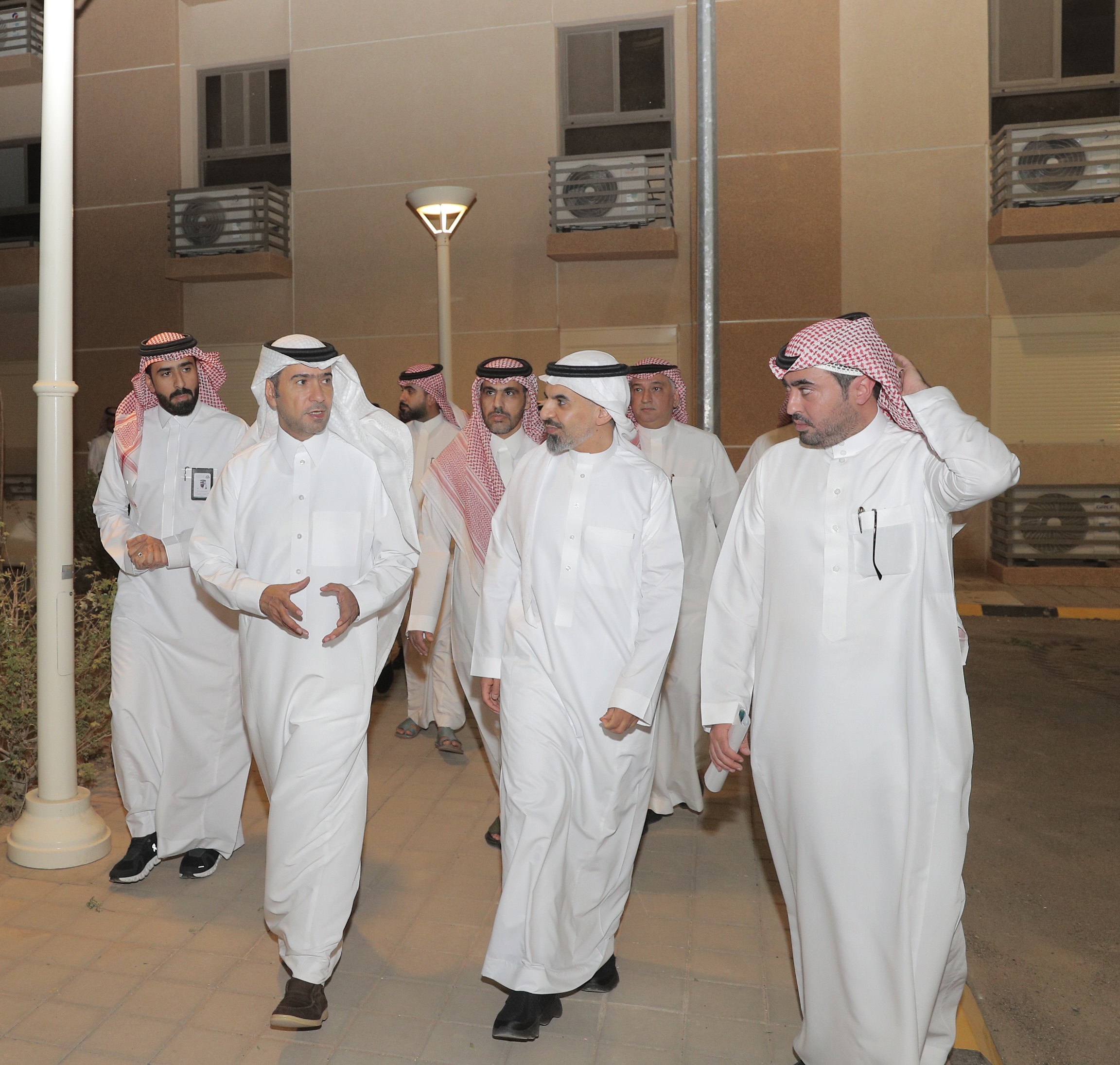 وزير الشؤون البلدية والقروية والإسكان يتفقد سير العمل في ضاحية الدار بالمدينة المنورة