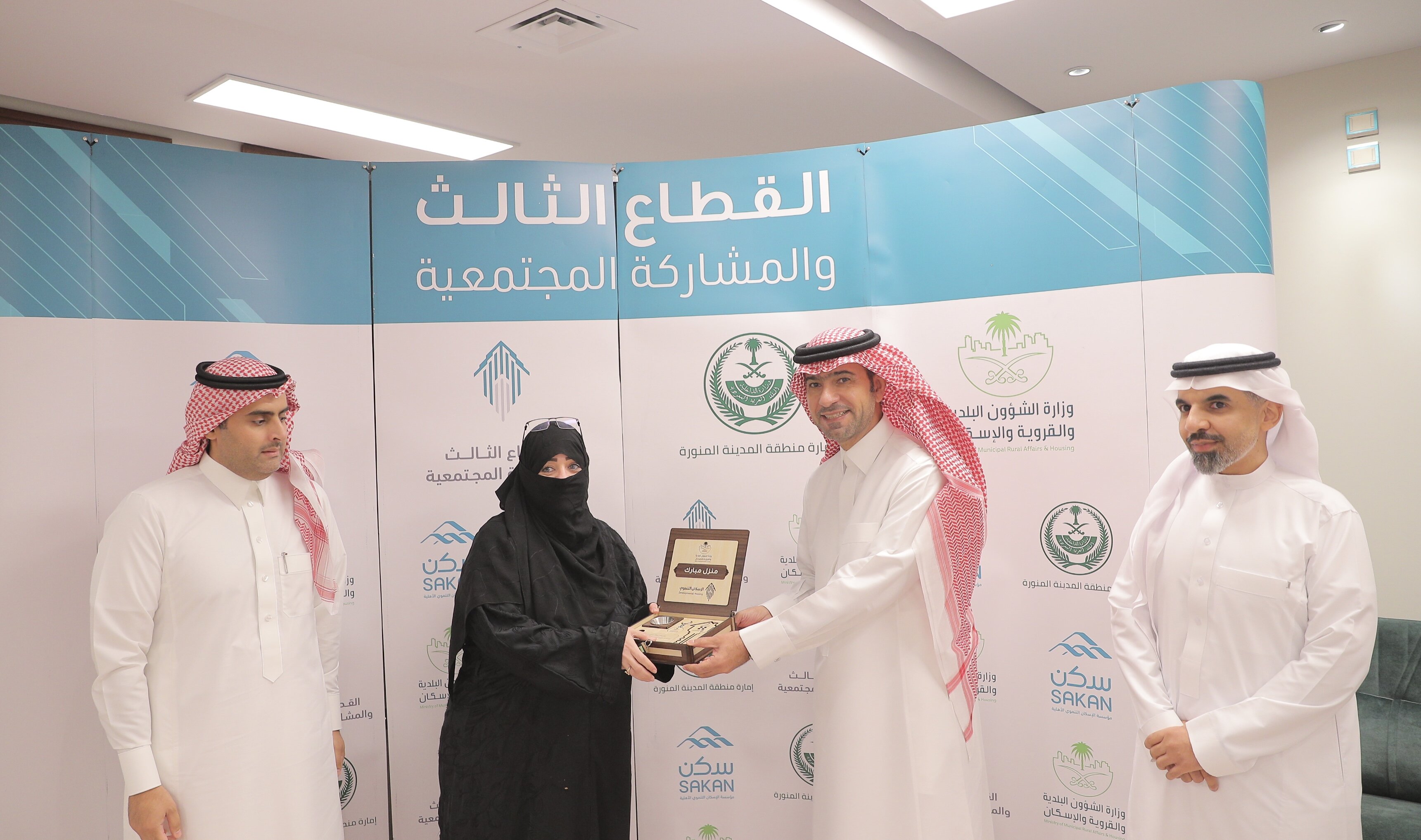 الحقيل يُسلم عدداً من الوحدات لمستفيدي &quot;التنموي&quot;.. ويشهد توقيع اتفاقية توفير ١٠٠٠ وحدة.. ويجتمع بقيادات &quot;أمانة المدينة&quot;