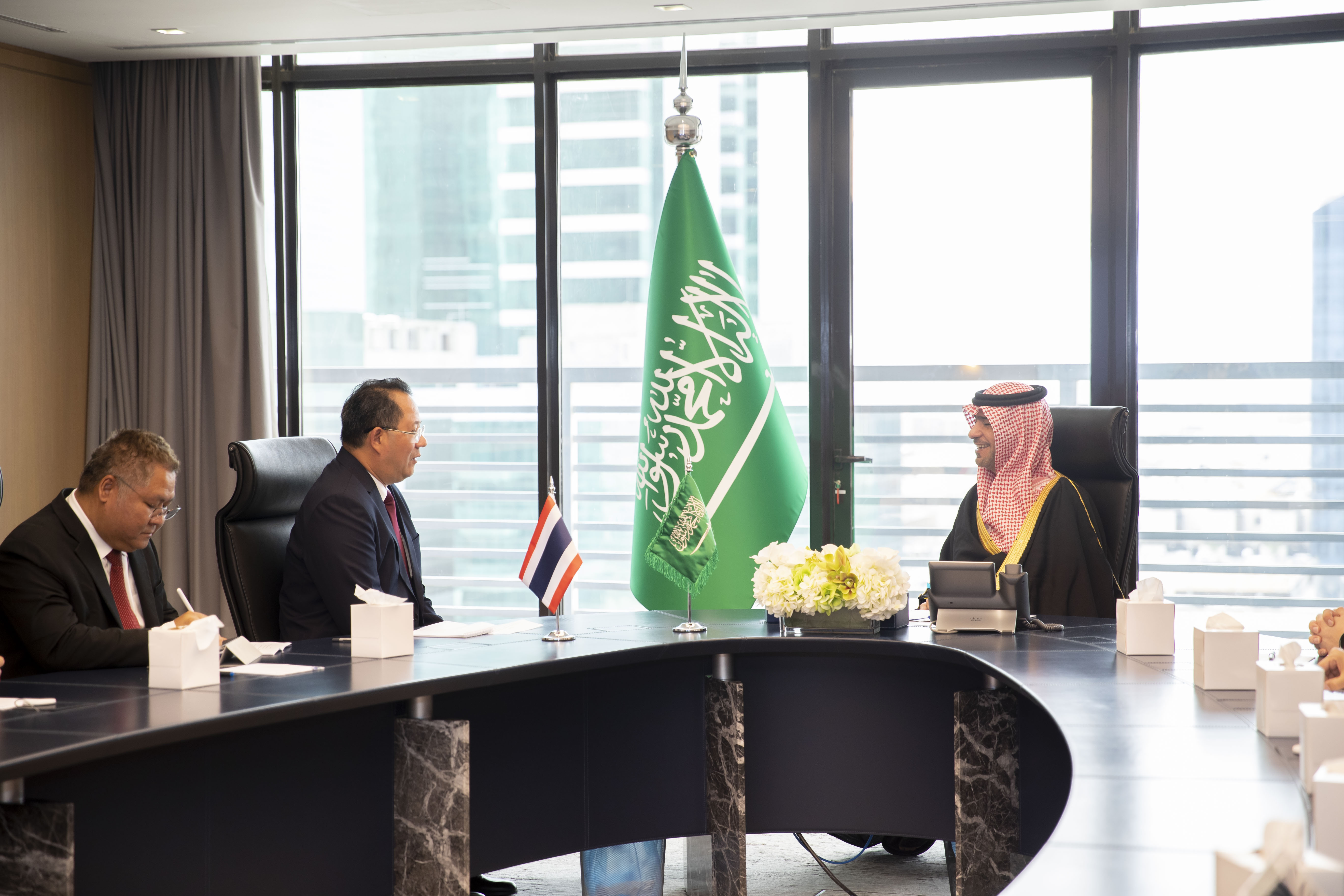 Minister of Municipal, Rural Affairs and Housing Receives Thai Ambassador