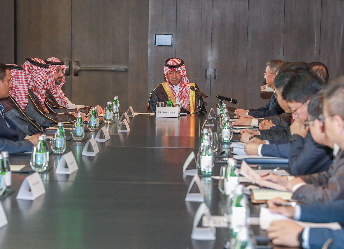 الحقيل يجتمع برئيس رابطة المقاولين الدولية الصينية.. ويشهد توقيع مذكرة تعزيز مشاركة الشركات الصينية في قطاع المقاولات السعودي الحقيل يجتمع برئيس رابطة المقاولين الدولية الصينية.. ويشهد توقيع مذكرة تعزيز مشاركة الشركات الصينية في قطاع المقاولات السعودي