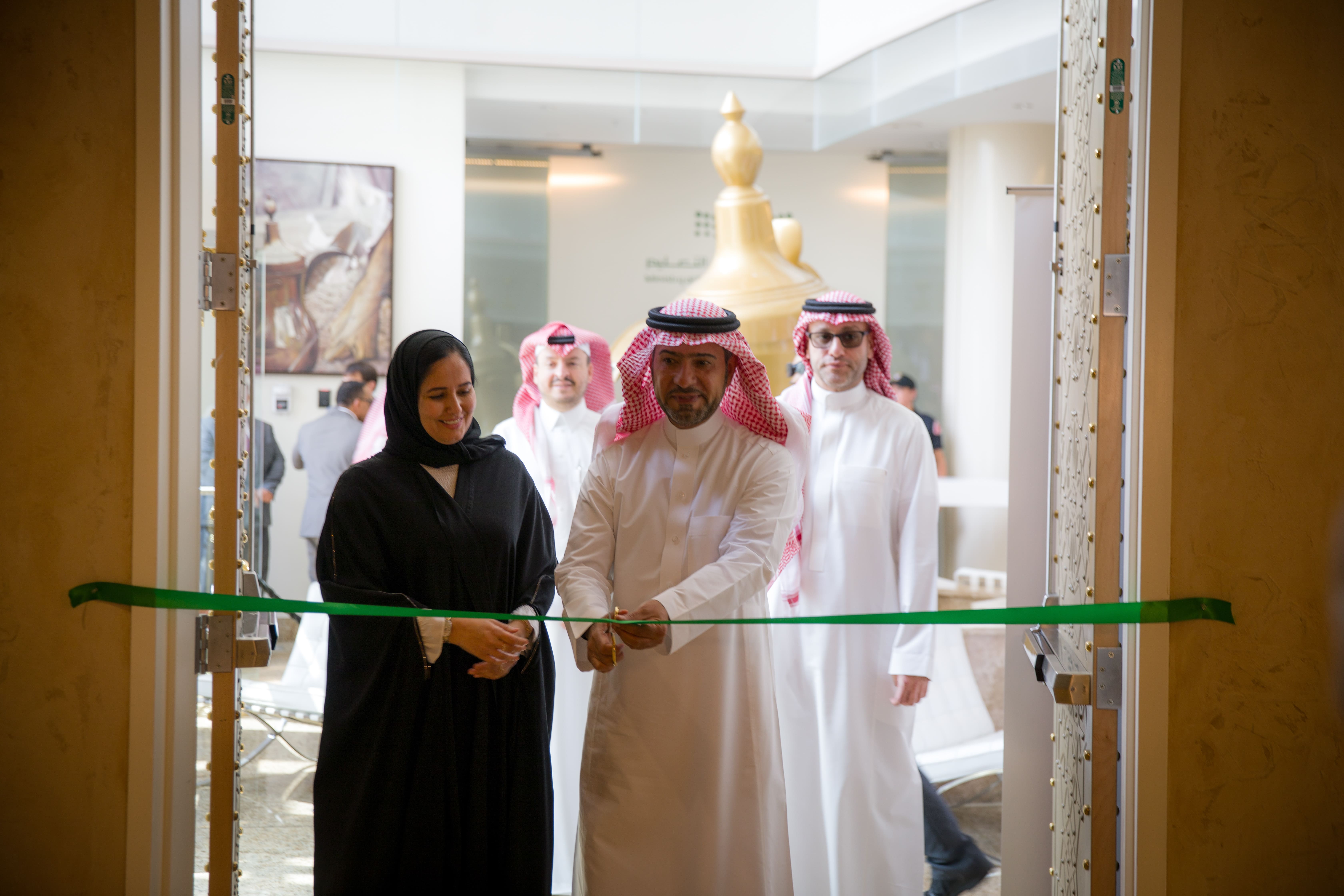 وزير البلديات والإسكان يُدشّن معرض "سكني" في واشنطن.. ويلتقي عددًا من المبتعثين بالملحقية السعودية