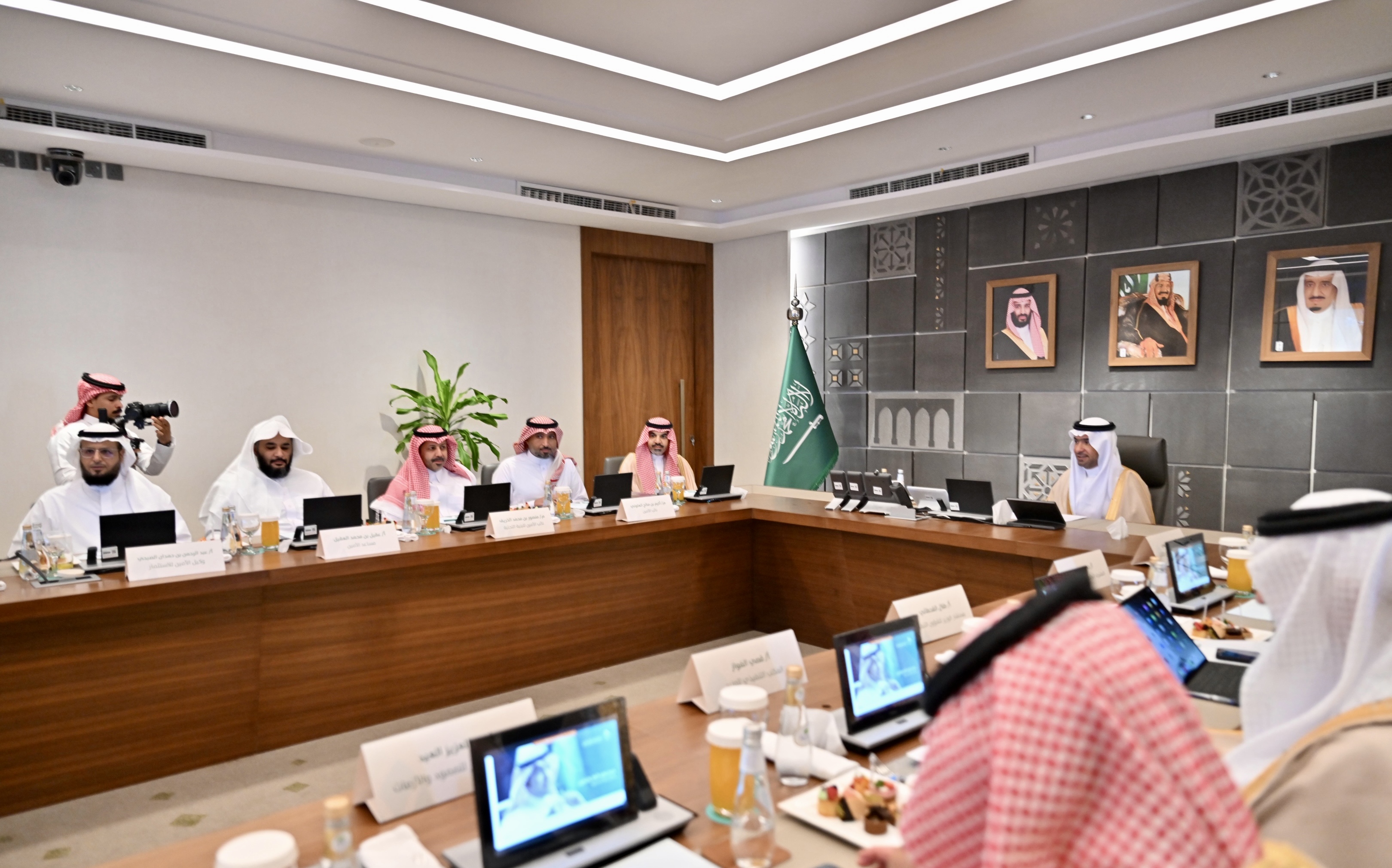 وزير البلديات والإسكان يقف على المشاريع التنموية والخدمية في المدينة المنورة