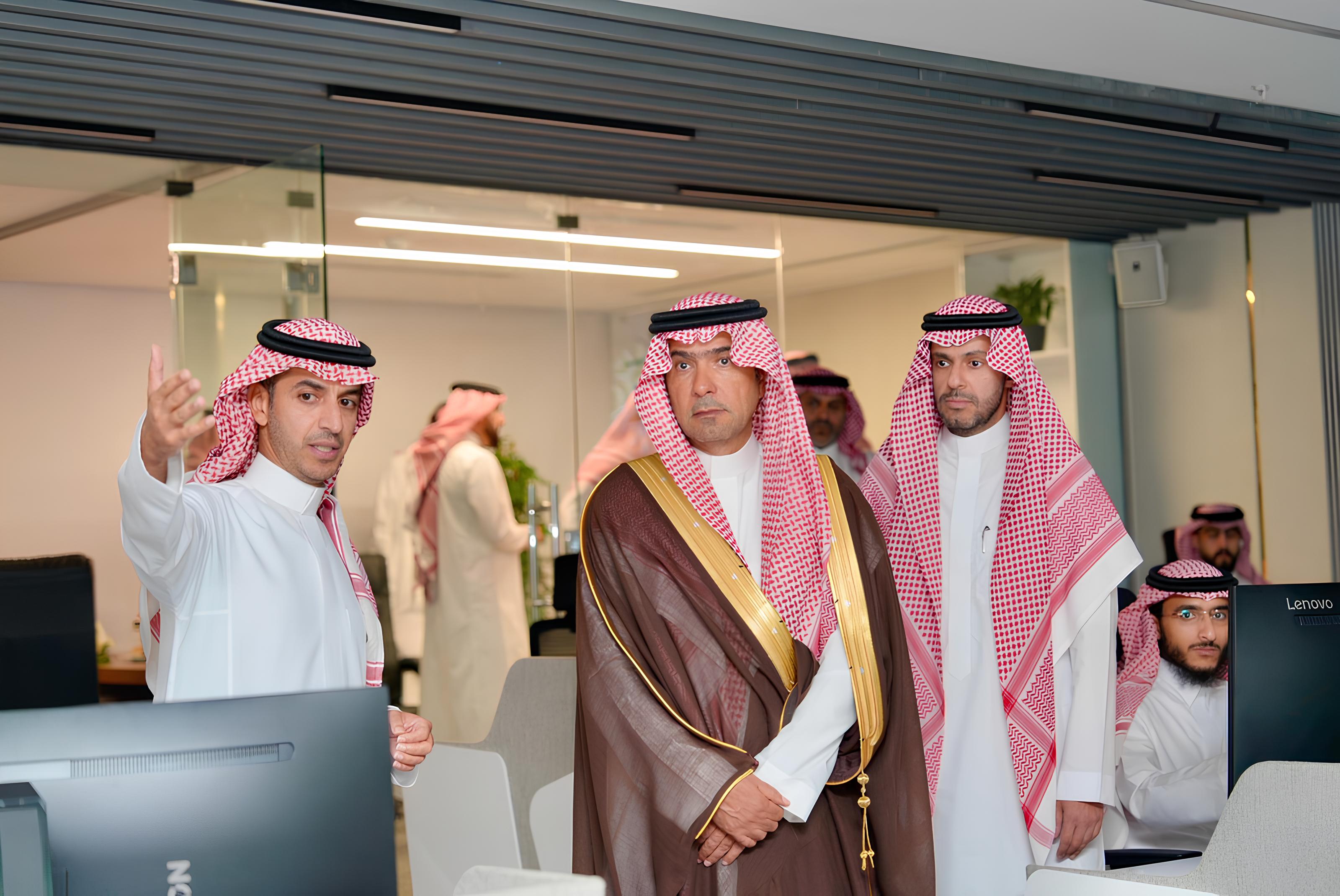 وزير البلديات والإسكان يطّلع على تقنيات الذكاء الاصطناعي والحلول الرقمية لبرنامج الأراضي البيضاء والعقارات الشاغرة