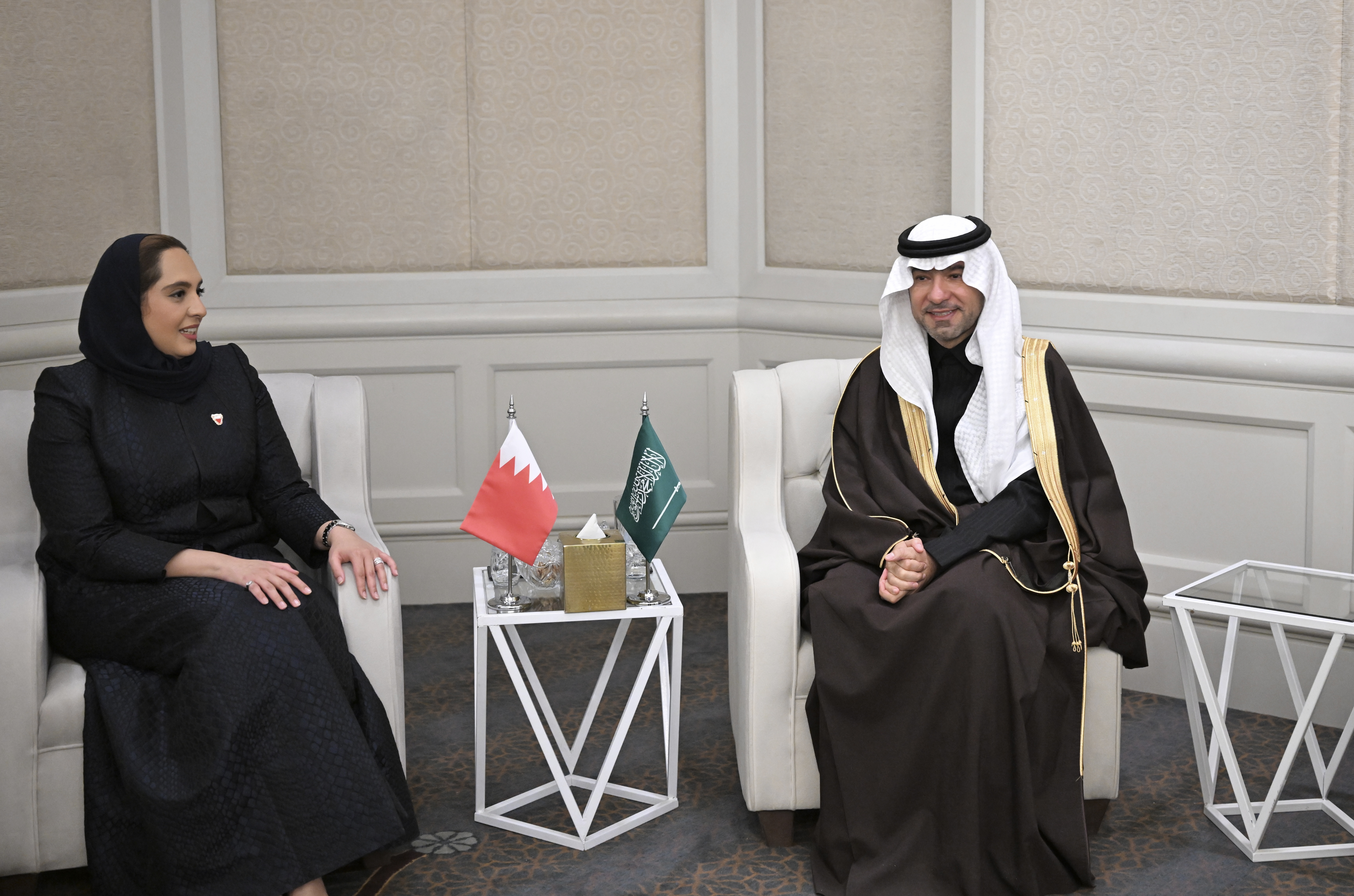 وزير البلديات والإسكان يؤكد مع وزيرة الإسكان البحرينية أهمية تبادل الخبرات