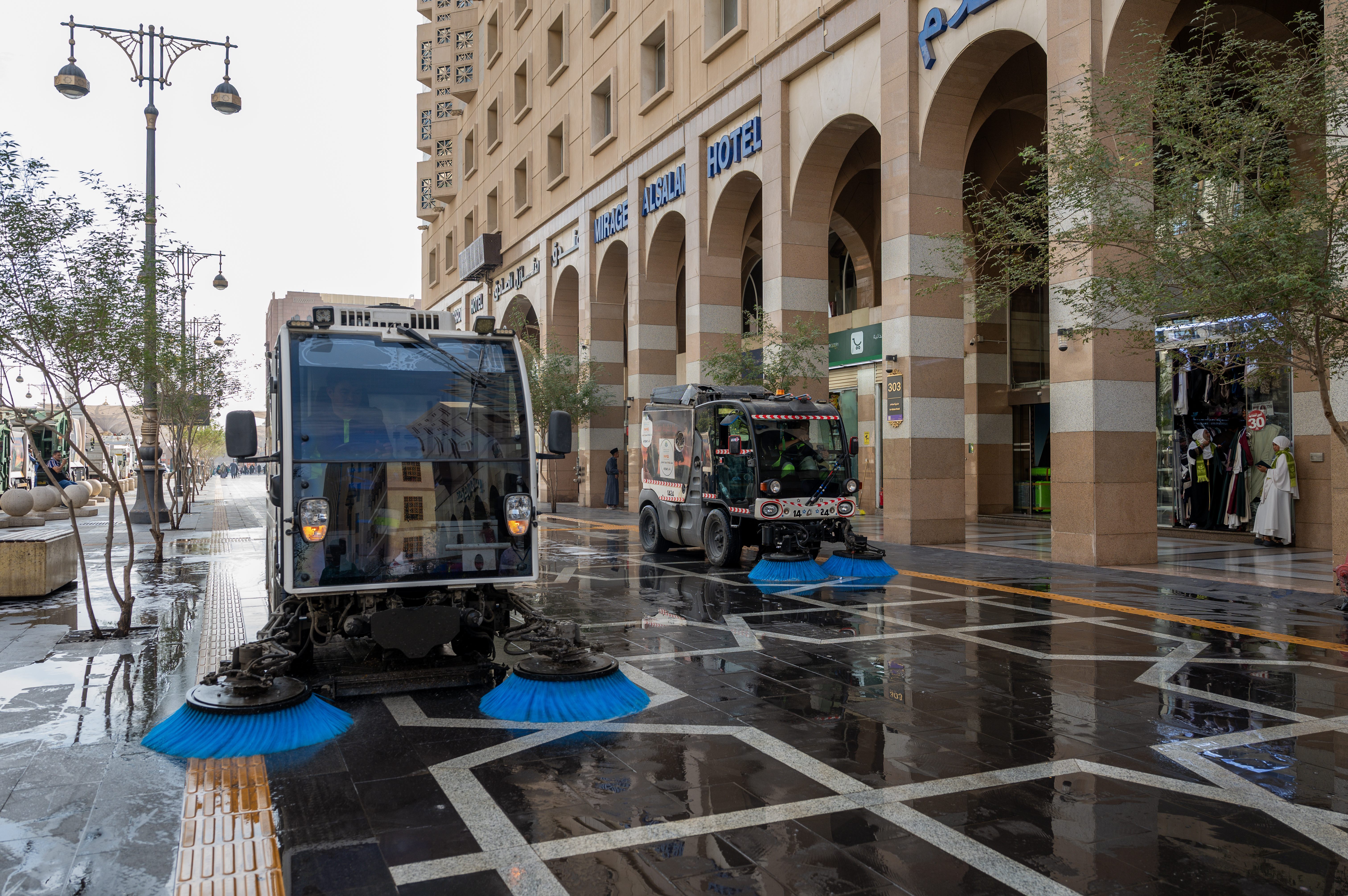 وزارة البلديات والإسكان ترفع جاهزيتها للعشر الأواخر بـ 18 ألف كادر و6 آلاف آلية لخدمة الزوار والمعتمرين