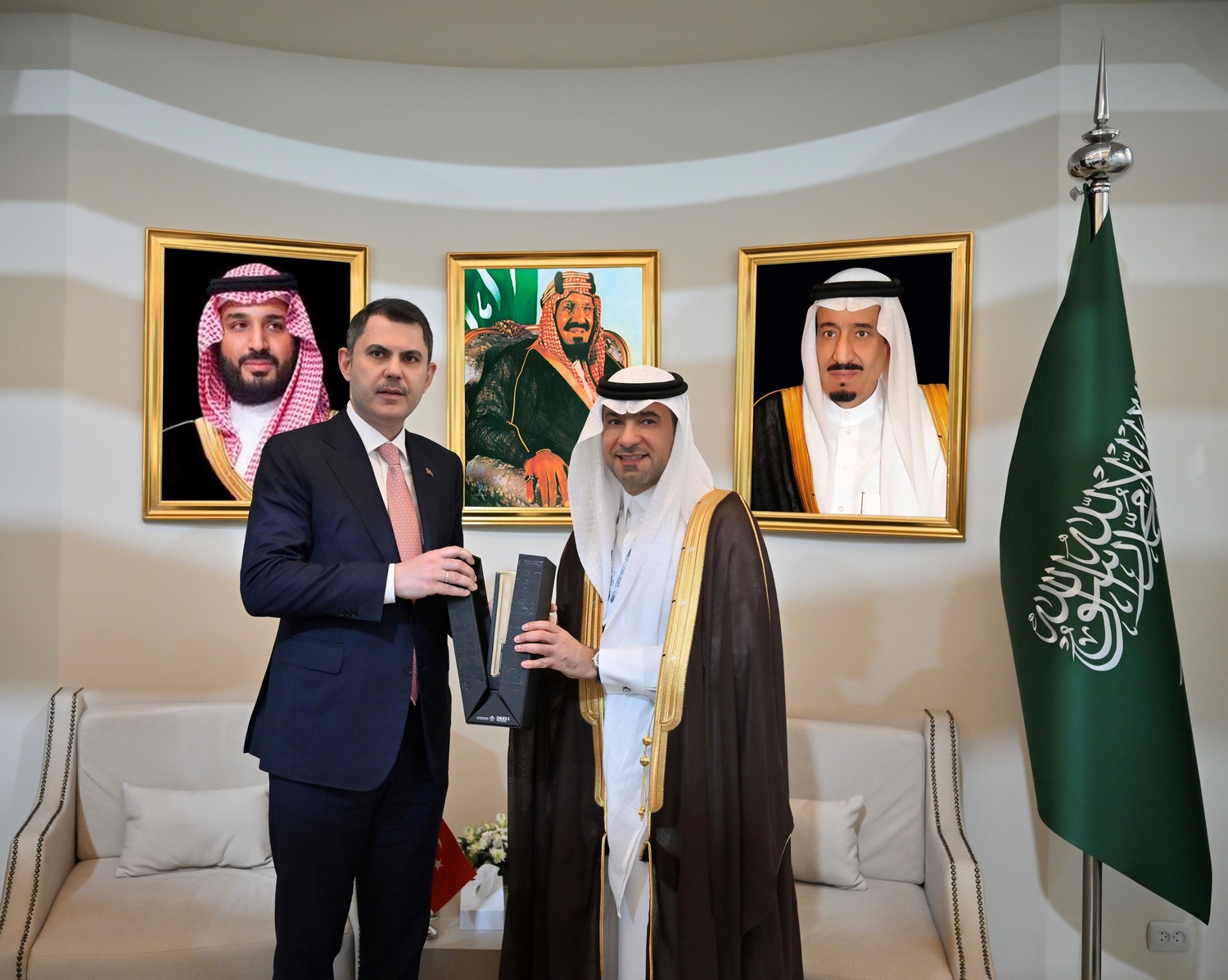 وزير البلديات والإسكان يعقد لقاءات ثنائية في باكو لبحث تعزيز التعاون في التنمية الحضرية والإسكان المستدام