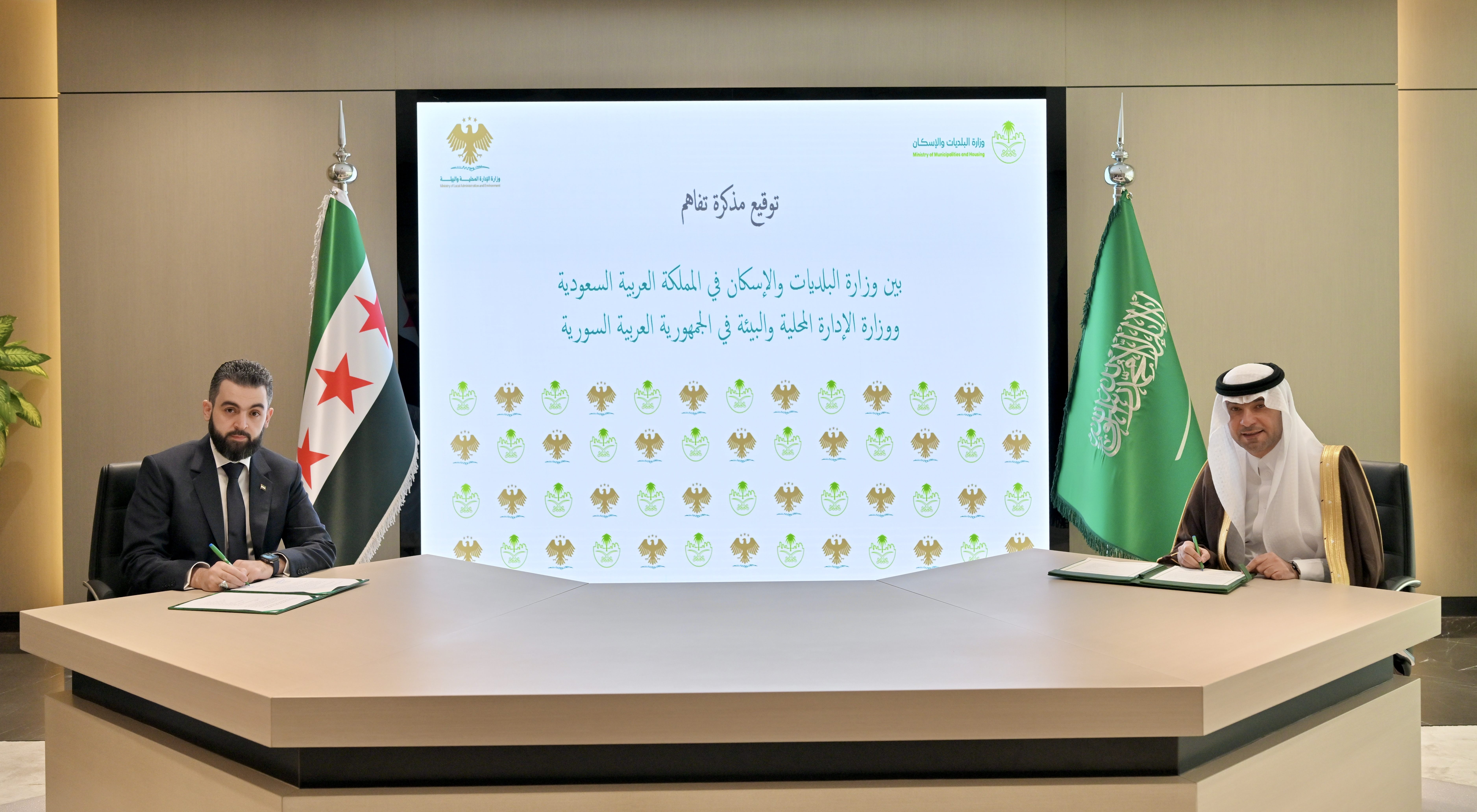وزير البلديات والإسكان يستقبل وزير الإدارة المحلية والبيئة في الجمهورية العربية السورية ويبحثان تعزيز التعاون المشترك