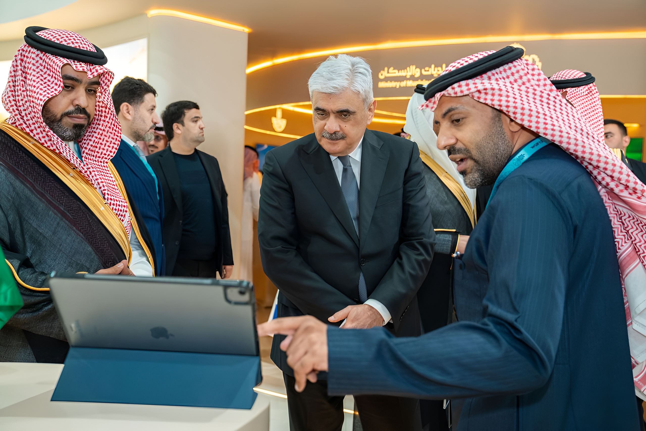 نائب رئيس وزراء أذربيجان يزور جناح المملكة المشارك في المنتدى الحضري العالمي بباكو
