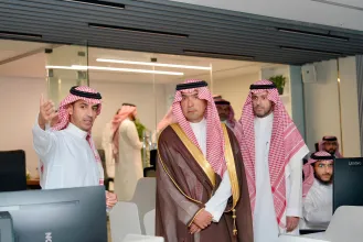 وزير البلديات والإسكان يطّلع على تقنيات الذكاء الاصطناعي والحلول الرقمية لبرنامج الأراضي البيضاء والعقارات الشاغرة
