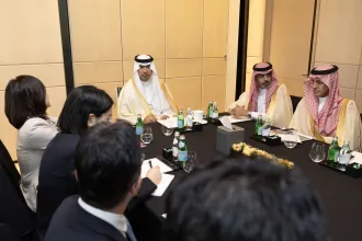 وزير البلديات والإسكان يلتقي قيادات شركة NAVER الكورية.. ويرعى توقيع اتفاقية إسكانية جديدة ضمن جولته الآسيوية