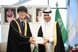وزير البلديات والإسكان يستقبل مؤسس ورئيس مجلس إدارة شركة NAVER خلال فعاليات سيتي سكيب العالمي 2025