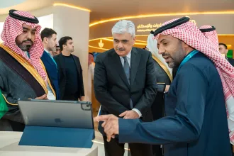 نائب رئيس وزراء أذربيجان يزور جناح المملكة المشارك في المنتدى الحضري العالمي بباكو