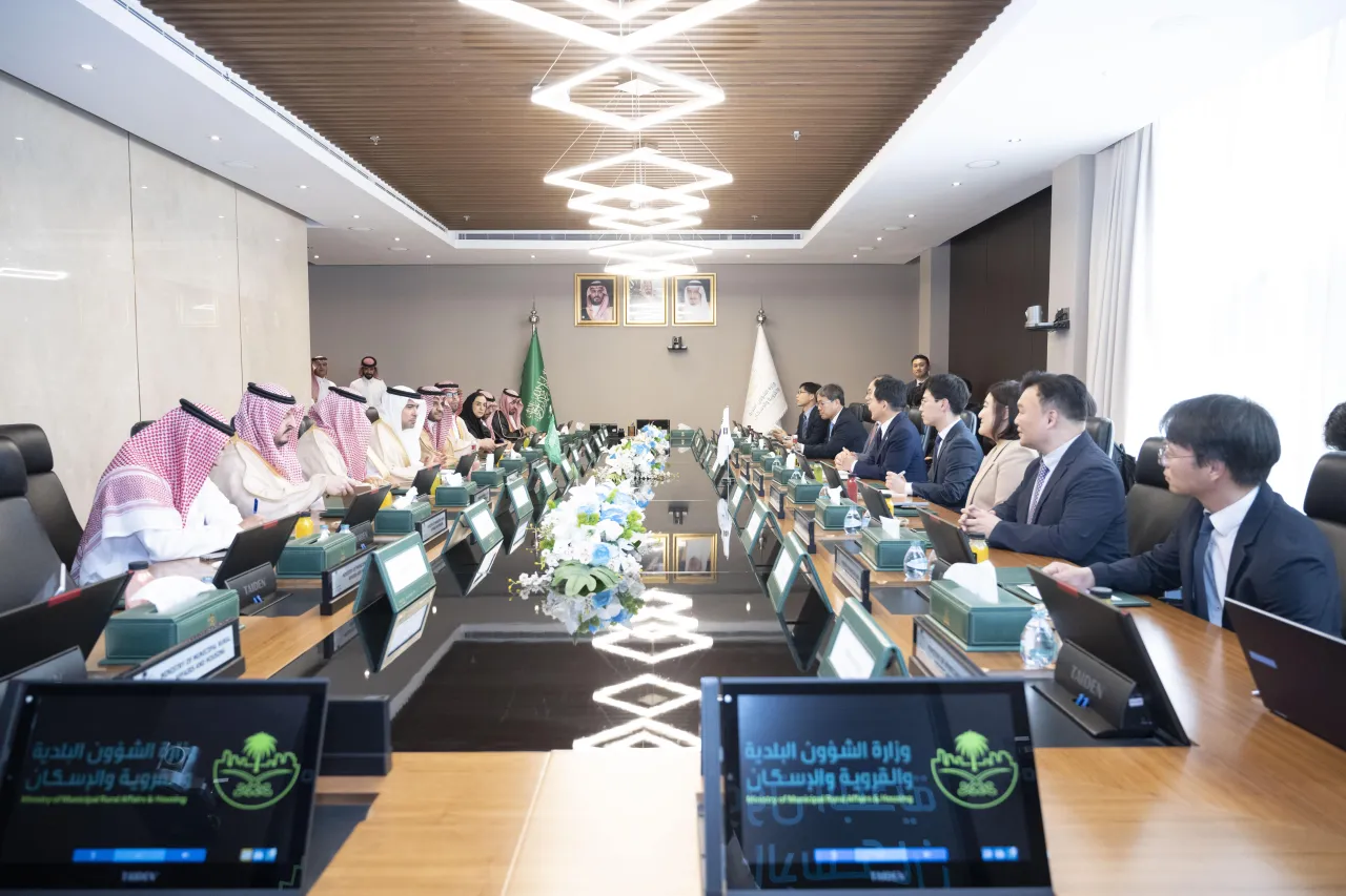 Saudi Minister of Municipal and Rural Affairs and Housing Meets with Korean Minister of Land, Infrastructure and Transport