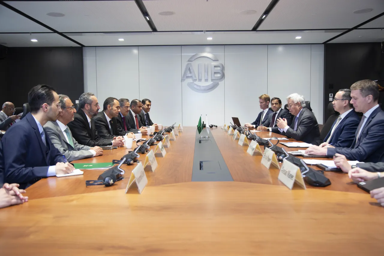 Al-Hogail meets with a number of Chinese companies for cooperation in real estate development and urban infrastructure