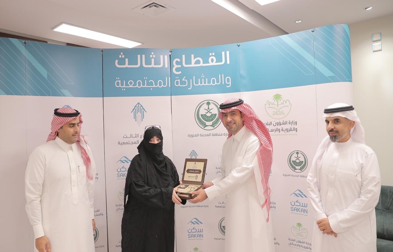 الحقيل يُسلم عدداً من الوحدات لمستفيدي "التنموي".. ويشهد توقيع اتفاقية توفير ١٠٠٠ وحدة.. ويجتمع بقيادات "أمانة المدينة"