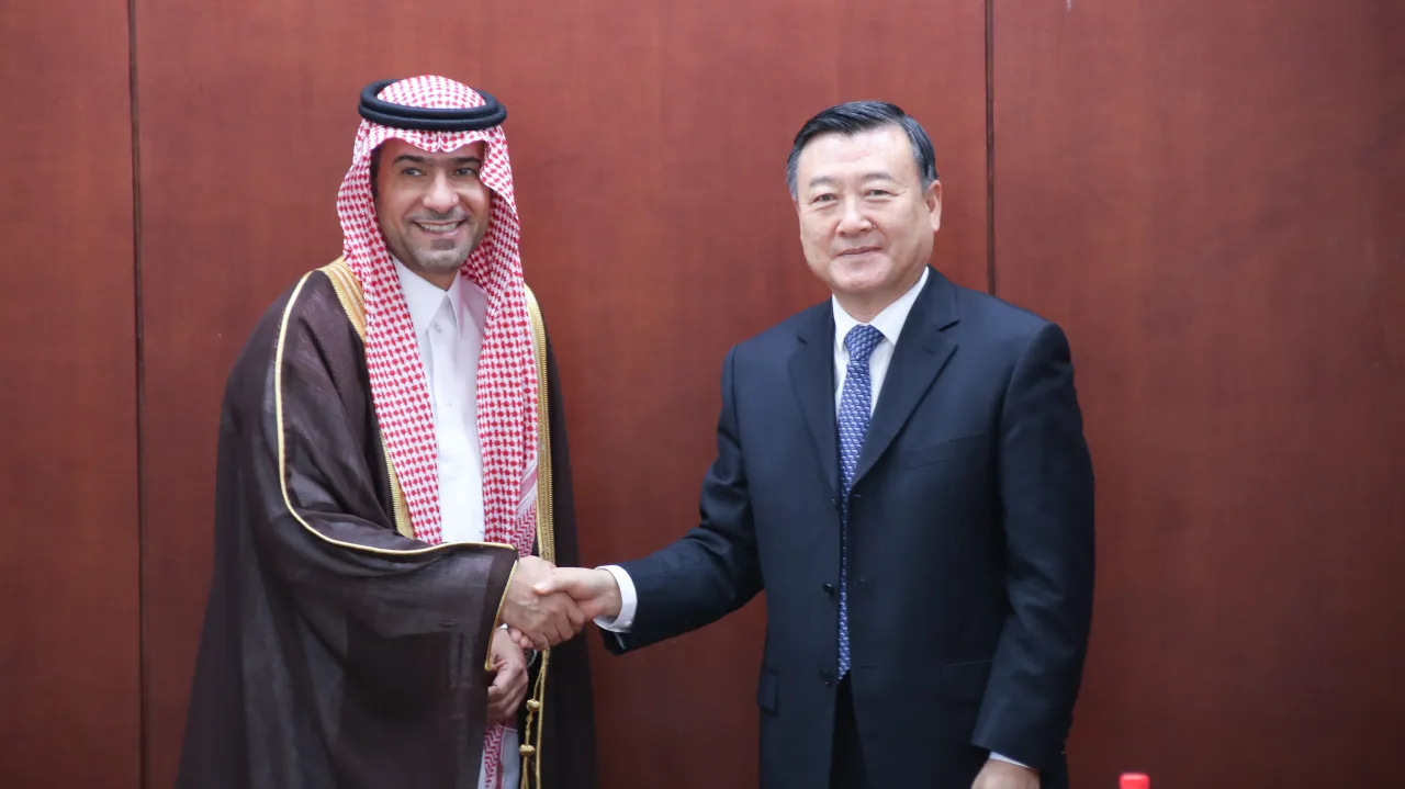 Al-Hogail discusses with the Chinese Minister of Housing enhancing cooperation and investment in building technology and sustainability