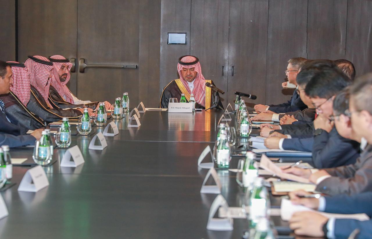 Al-Hogail meets with the President of the Chinese International Contractors Association, and witnesses the signing of a memorandum to enhance the participation of Chinese companies in the Saudi contracting sector