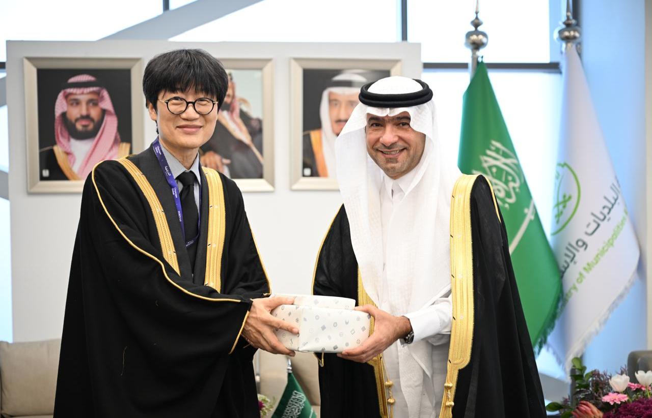 وزير البلديات والإسكان يستقبل مؤسس ورئيس مجلس إدارة شركة NAVER خلال فعاليات سيتي سكيب العالمي 